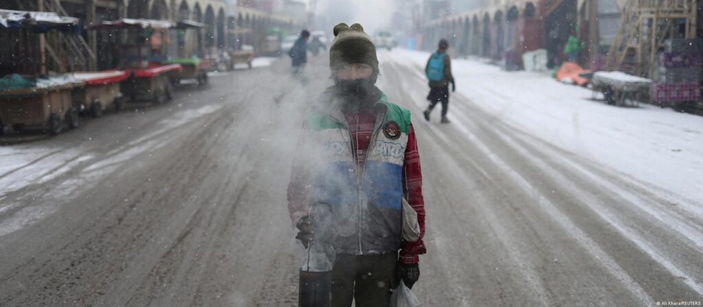 برف‌باری و سرمای شدید زمستانی در ولایات غربی و مرکزی افغانستان که در سال‌های اخیر کم سابقه عنوان شده، شهروندان این کشور را با مشکلات جدی روبرو ساخته است. برخی راه‌های مواصلاتی مسدود شده اند.