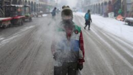برف‌باری و سرمای شدید زمستانی در ولایات غربی و مرکزی افغانستان که در سال‌های اخیر کم سابقه عنوان شده، شهروندان این کشور را با مشکلات جدی روبرو ساخته است. برخی راه‌های مواصلاتی مسدود شده اند.