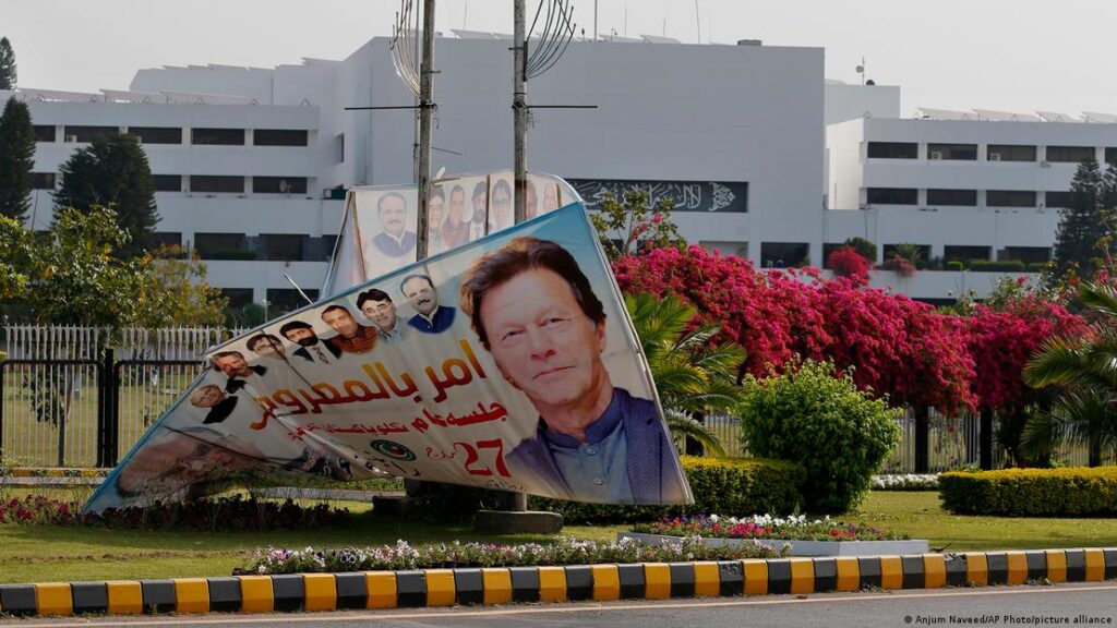 آرشیف: عمران خان در ماه اپریل پس از رای عدم اعتماد از قدرت برکنار شد