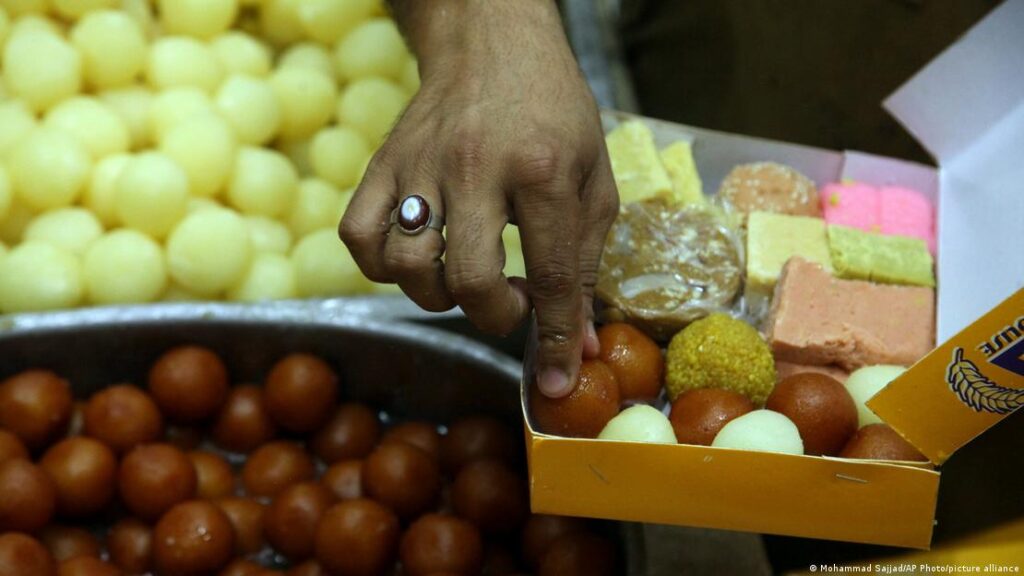 شیرینی هایی که در عید فطر در پاکستان فروخته می شود