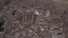 شب گذشته بیش از ۲۰ شهید و نزدیک به ۵۴۰ زخمی برجای گذاشت ۰ دیدگاه‌ها دیدگاه شبکه‌های اجتماعی دیگر این زمین‌لرزه به بزرگی ۶.۳ ریشتر، شاهراه بلخ–سمنگان را برای چند ساعت مسدود کرد و ده‌ها خانه مسکونی و دکان را در ولسوالی خُلم ولایت سمنگان به‌گونه کلی یا جزئی تخریب کرد. اخبار مرتبط واکنش جهانی به زمین‌لرزه‌ ۶.۳ ریشتری در شمال افغانستان جوانان کندز اپلیکیشن هشدار زلزله ساخته‌اند تصویر بندانگشتی مسوولان وزارت صحت می‌گویند که براساس آمارهای ابتدایی، در زمین‌لرزه شب گذشته در ولایت‌های سمنگان، بلخ و بغلان، بیش از ۲۰ تن شهید و ۵۳۴ تن دیگر زخمی شده‌اند. این زمین‌لرزه به بزرگی ۶.۳ ریشتر، شاهراه بلخ–سمنگان را برای چند ساعت مسدود کرد و ده‌ها خانه مسکونی و دکان را در ولسوالی خُلم ولایت سمنگان به‌گونه کلی یا جزئی تخریب کرد. از سوی دیگر، اداره ملی مبارزه با حوادث طبیعی اعلام کرده که براساس آمارهای ابتدایی، در این زمین‌لرزه بیش از ۲۴ تن شهید شده‌اند. شرافت‌زمان امرخیل، سخنگوی وزارت صحت، گفت: «در ولایت‌های شمالی کشور، به‌ویژه در سمنگان و بلخ، نزدیک به ۵۳۴ تن زخمی و حدود ۲۰ تن جان باخته‌اند. این ارقام ابتدایی است و در حال تغییر می‌باشد.» شماری از نهادهای امدادرسان کمک‌های فوری ارسال کرده‌اند و آمبولانس‌ها زخمی‌ها را به شفاخانه‌ها انتقال داده‌اند. خانواده‌هایی که در جریان زمین‌لرزه خانه‌ها و دکان‌های‌شان تخریب شده، خواستار رسیدگی فوری هستند. عبدالجمیل انوری، باشنده محل و یکی از بستگان قربانیان، گفت: «ساعت یک شب بود که زمین‌لرزه رخ داد. شمار شهدا و زخمی‌ها زیاد است.» محمد اشرف، باشنده محل، گفت: «دختر خسربره‌ام شهید شده و دختر دیگرش در شفاخانه بستری است.» در پی وقوع زمین‌لرزه شب گذشته، تنگی تاشقرغان که ولایت‌های شمالی کشور را به پایتخت وصل می‌کند، مسدود شد. تیم‌های امداد و نجات مسیر را باز کرده‌اند، اما خطر ریزش کوه همچنان باقی‌ست. احسان‌الحق فاروقی، رئیس کمیته اضطراری قول اردوی ۲۰۹، گفت: «راه تنگی تاشقرغان که حدود دو کیلومتر آن بسته بود، با تلاش سه‌ساعته مجاهدین باز شد.» مرکز این زمین‌لرزه که در ولسوالی خُلم ولایت سمنگان بود، در کنار ولایت‌های بلخ و سمنگان، به ولایت‌های فاریاب، سرپل و جوزجان نیز خسارات گسترده وارد کرده است. همزمان، بخش‌هایی از روضه‌ی شهر مزار شریف نیز در این زمین‌لرزه آسیب دیده است. هم‌رسانی کنید ۰ دیدگاه‌ها دیدگاه شبکه‌های اجتماعی دیگر خبرهای مرتبط تصویر بندانگشتی واکنش جهانی به زمین‌لرزه‌ ۶.۳ ریشتری در شمال افغانستان امروز - ۳:۴۰ پس‌از چاشت Thumbnail جوانان کندز اپلیکیشن هشدار زلزله ساخته‌اند ۳ عقرب ۱۴۰۴ تصویر بندانگشتی ایجاد ۷۲ صنف درسی موقتی برای کودکان زلزله‌زده در کنر ۲۶ سنبله ۱۴۰۴ تصویر بندانگشتی تأکید عبدالغنی برادر بر ادامه کمک‌رسانی به آسیب‌دیدگان زمین‌لرزه کنر ۲۲ سنبله ۱۴۰۴ Thumbnail زمین‌لرزه کنر؛ برخی خانواده‌ها هنوز هم در فضای باز به‌سر می‌برند ۱۹ سنبله ۱۴۰۴ Thumbnail وزارت اقتصاد: ۴۸ نهاد و کشور با آسیب‌دیدگان زمین‌لرزه ابراز همدردی کرده‌اند ۱۸ سنبله ۱۴۰۴ تصویر بندانگشتی نصب بیش از پنج‌هزار خیمه برای زلزله‌زدگان کنر ۱۶ سنبله ۱۴۰۴ تصویر بندانگشتی محرومیت بیش از ۱۵۷ هزار دانش‌آموز از آموزش در مناطق زلزله‌زده‌ی کنر ۱۶ سنبله ۱۴۰۴ تازه‌ترین خبرهای افغانستان در آستانه سومین نشست افغانستان و پاکستان؛ ترکیه بار دیگر میزبان گفت‌وگوها واکنش جهانی به زمین‌لرزه‌ ۶.۳ ریشتری در شمال افغانستان تاکید وزیر اطلاعات پاکستان بر اقدام کابل علیه گروه‌های هراس‌افگن ابراز همدردی امارت اسلامی و نهادهای جهانی با قربانیان زمین‌لرزه ایجاد قطعه خاص امنیتی برای اجرای فیصله‌های کمیسیون غصب زمین رویدادهای مهم در افغانستان ۱ خبرنگاران: رسیدگی به پرونده‌های خشونت باید در اولویت باشد ۲ در آستانه سومین نشست افغانستان و پاکستان؛ ترکیه بار دیگر میزبان گفت‌وگوها ۳ وزارت شهرسازی: ۳۵۰ شهرک مسکونی در سراسر کشور ثبت شده است ۴ نگرانی بازگشت کنندگان از فرا رسیدن فصل سرما و نبود امکانات زمستانی ۵ ایجاد قطعه خاص امنیتی برای اجرای فیصله‌های کمیسیون غصب زمین ما را دنبال کنید در رسانه‌های اجتماعی با ما بپیوندید خبرنامه زلزله