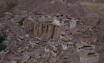 شب گذشته بیش از ۲۰ شهید و نزدیک به ۵۴۰ زخمی برجای گذاشت ۰ دیدگاه‌ها دیدگاه شبکه‌های اجتماعی دیگر این زمین‌لرزه به بزرگی ۶.۳ ریشتر، شاهراه بلخ–سمنگان را برای چند ساعت مسدود کرد و ده‌ها خانه مسکونی و دکان را در ولسوالی خُلم ولایت سمنگان به‌گونه کلی یا جزئی تخریب کرد. اخبار مرتبط واکنش جهانی به زمین‌لرزه‌ ۶.۳ ریشتری در شمال افغانستان جوانان کندز اپلیکیشن هشدار زلزله ساخته‌اند تصویر بندانگشتی مسوولان وزارت صحت می‌گویند که براساس آمارهای ابتدایی، در زمین‌لرزه شب گذشته در ولایت‌های سمنگان، بلخ و بغلان، بیش از ۲۰ تن شهید و ۵۳۴ تن دیگر زخمی شده‌اند. این زمین‌لرزه به بزرگی ۶.۳ ریشتر، شاهراه بلخ–سمنگان را برای چند ساعت مسدود کرد و ده‌ها خانه مسکونی و دکان را در ولسوالی خُلم ولایت سمنگان به‌گونه کلی یا جزئی تخریب کرد. از سوی دیگر، اداره ملی مبارزه با حوادث طبیعی اعلام کرده که براساس آمارهای ابتدایی، در این زمین‌لرزه بیش از ۲۴ تن شهید شده‌اند. شرافت‌زمان امرخیل، سخنگوی وزارت صحت، گفت: «در ولایت‌های شمالی کشور، به‌ویژه در سمنگان و بلخ، نزدیک به ۵۳۴ تن زخمی و حدود ۲۰ تن جان باخته‌اند. این ارقام ابتدایی است و در حال تغییر می‌باشد.» شماری از نهادهای امدادرسان کمک‌های فوری ارسال کرده‌اند و آمبولانس‌ها زخمی‌ها را به شفاخانه‌ها انتقال داده‌اند. خانواده‌هایی که در جریان زمین‌لرزه خانه‌ها و دکان‌های‌شان تخریب شده، خواستار رسیدگی فوری هستند. عبدالجمیل انوری، باشنده محل و یکی از بستگان قربانیان، گفت: «ساعت یک شب بود که زمین‌لرزه رخ داد. شمار شهدا و زخمی‌ها زیاد است.» محمد اشرف، باشنده محل، گفت: «دختر خسربره‌ام شهید شده و دختر دیگرش در شفاخانه بستری است.» در پی وقوع زمین‌لرزه شب گذشته، تنگی تاشقرغان که ولایت‌های شمالی کشور را به پایتخت وصل می‌کند، مسدود شد. تیم‌های امداد و نجات مسیر را باز کرده‌اند، اما خطر ریزش کوه همچنان باقی‌ست. احسان‌الحق فاروقی، رئیس کمیته اضطراری قول اردوی ۲۰۹، گفت: «راه تنگی تاشقرغان که حدود دو کیلومتر آن بسته بود، با تلاش سه‌ساعته مجاهدین باز شد.» مرکز این زمین‌لرزه که در ولسوالی خُلم ولایت سمنگان بود، در کنار ولایت‌های بلخ و سمنگان، به ولایت‌های فاریاب، سرپل و جوزجان نیز خسارات گسترده وارد کرده است. همزمان، بخش‌هایی از روضه‌ی شهر مزار شریف نیز در این زمین‌لرزه آسیب دیده است. هم‌رسانی کنید ۰ دیدگاه‌ها دیدگاه شبکه‌های اجتماعی دیگر خبرهای مرتبط تصویر بندانگشتی واکنش جهانی به زمین‌لرزه‌ ۶.۳ ریشتری در شمال افغانستان امروز - ۳:۴۰ پس‌از چاشت Thumbnail جوانان کندز اپلیکیشن هشدار زلزله ساخته‌اند ۳ عقرب ۱۴۰۴ تصویر بندانگشتی ایجاد ۷۲ صنف درسی موقتی برای کودکان زلزله‌زده در کنر ۲۶ سنبله ۱۴۰۴ تصویر بندانگشتی تأکید عبدالغنی برادر بر ادامه کمک‌رسانی به آسیب‌دیدگان زمین‌لرزه کنر ۲۲ سنبله ۱۴۰۴ Thumbnail زمین‌لرزه کنر؛ برخی خانواده‌ها هنوز هم در فضای باز به‌سر می‌برند ۱۹ سنبله ۱۴۰۴ Thumbnail وزارت اقتصاد: ۴۸ نهاد و کشور با آسیب‌دیدگان زمین‌لرزه ابراز همدردی کرده‌اند ۱۸ سنبله ۱۴۰۴ تصویر بندانگشتی نصب بیش از پنج‌هزار خیمه برای زلزله‌زدگان کنر ۱۶ سنبله ۱۴۰۴ تصویر بندانگشتی محرومیت بیش از ۱۵۷ هزار دانش‌آموز از آموزش در مناطق زلزله‌زده‌ی کنر ۱۶ سنبله ۱۴۰۴ تازه‌ترین خبرهای افغانستان در آستانه سومین نشست افغانستان و پاکستان؛ ترکیه بار دیگر میزبان گفت‌وگوها واکنش جهانی به زمین‌لرزه‌ ۶.۳ ریشتری در شمال افغانستان تاکید وزیر اطلاعات پاکستان بر اقدام کابل علیه گروه‌های هراس‌افگن ابراز همدردی امارت اسلامی و نهادهای جهانی با قربانیان زمین‌لرزه ایجاد قطعه خاص امنیتی برای اجرای فیصله‌های کمیسیون غصب زمین رویدادهای مهم در افغانستان ۱ خبرنگاران: رسیدگی به پرونده‌های خشونت باید در اولویت باشد ۲ در آستانه سومین نشست افغانستان و پاکستان؛ ترکیه بار دیگر میزبان گفت‌وگوها ۳ وزارت شهرسازی: ۳۵۰ شهرک مسکونی در سراسر کشور ثبت شده است ۴ نگرانی بازگشت کنندگان از فرا رسیدن فصل سرما و نبود امکانات زمستانی ۵ ایجاد قطعه خاص امنیتی برای اجرای فیصله‌های کمیسیون غصب زمین ما را دنبال کنید در رسانه‌های اجتماعی با ما بپیوندید خبرنامه زلزله